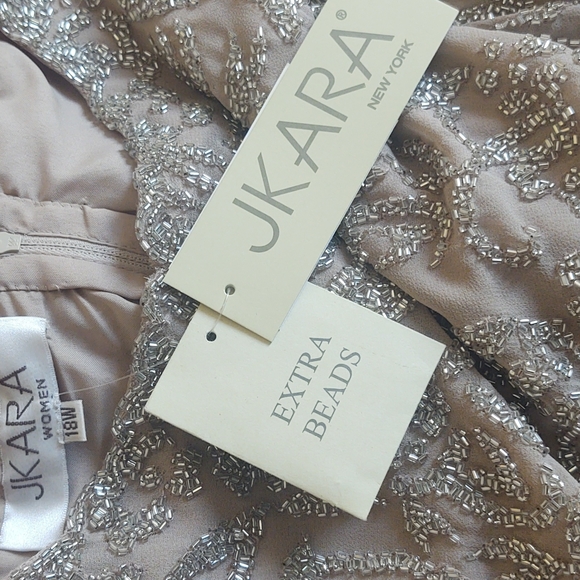 Beautiful dresses - Picture 2 of 2